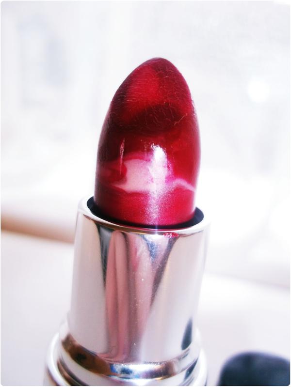 The best way to apply red lipstick