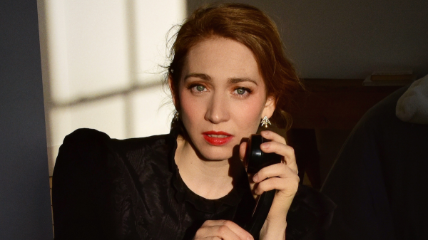 What lipstick can I buy that looks like the red colour that Regina Spektor wears?