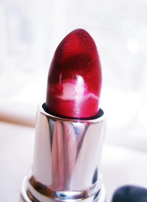 The best way to apply red lipstick